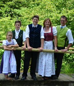 Familie Steingraber in bayerischer Tracht