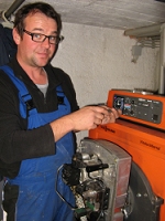 Stefan Steingraber bei einer Brennerreparatur